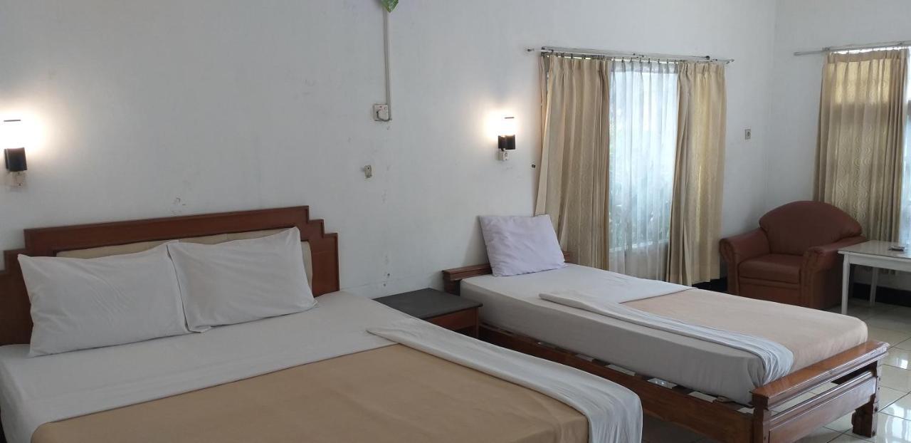 Intan Hotel Пурвакарта Экстерьер фото