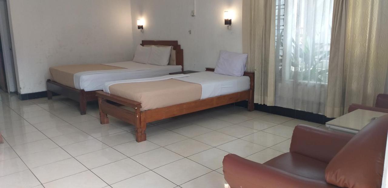 Intan Hotel Пурвакарта Экстерьер фото